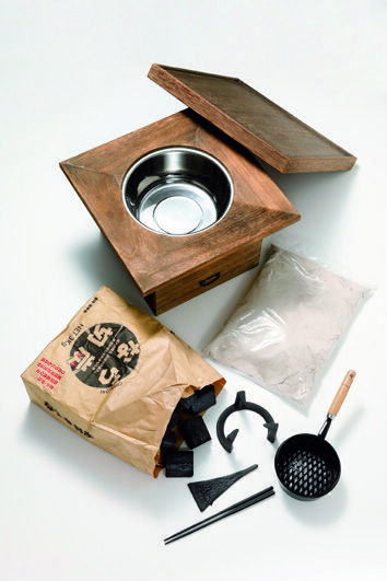 届いたその日から火鉢を楽しめる、準備いらずの一式「桐の角火鉢セット