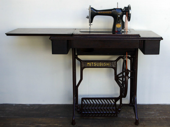 No.553 MITSUBISHI 三菱電機製 家庭用足踏みミシン：アンティーク