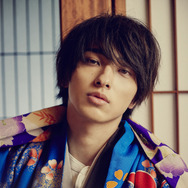 横浜流星の大人の色気漂う…カレンダー特典ビジュアル公開 | cinemacafe.net