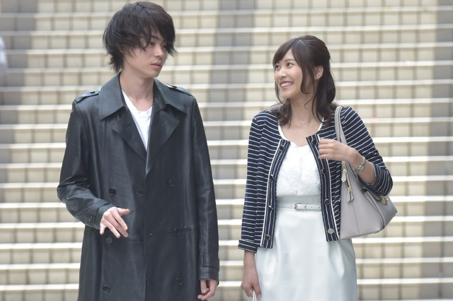 地味スゴ」石原さとみのファッションチェック画像配信スタート