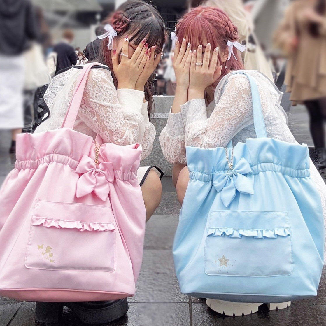 axes femme」推し活トートバッグが登場！5色展開&ぬいぐるみとお散歩も