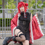 コスプレ】スラリと伸びる脚見せデザインを、どこまでもカッコよく