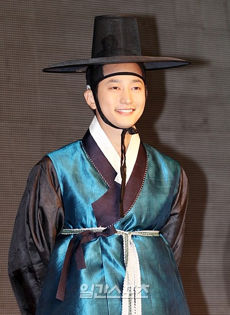 俳優パク・シフ、安藤美姫と日本のファッションショーの舞台に