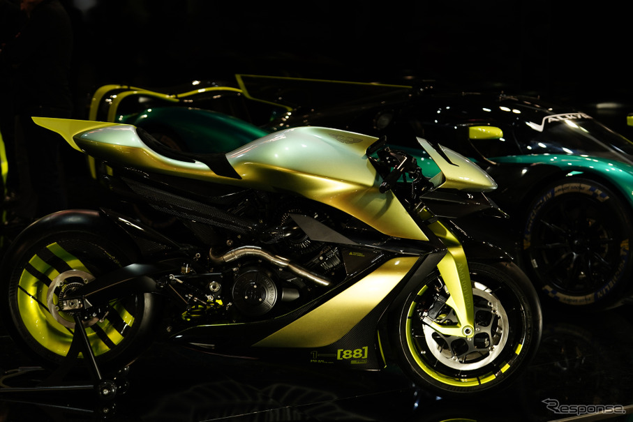 アストンマーティン初の二輪車、サーキット専用モデルが登場…EICMA
