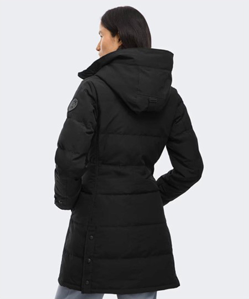 ブラックのディスクロゴが映える―＜カナダグース＞「ブラックレーベル