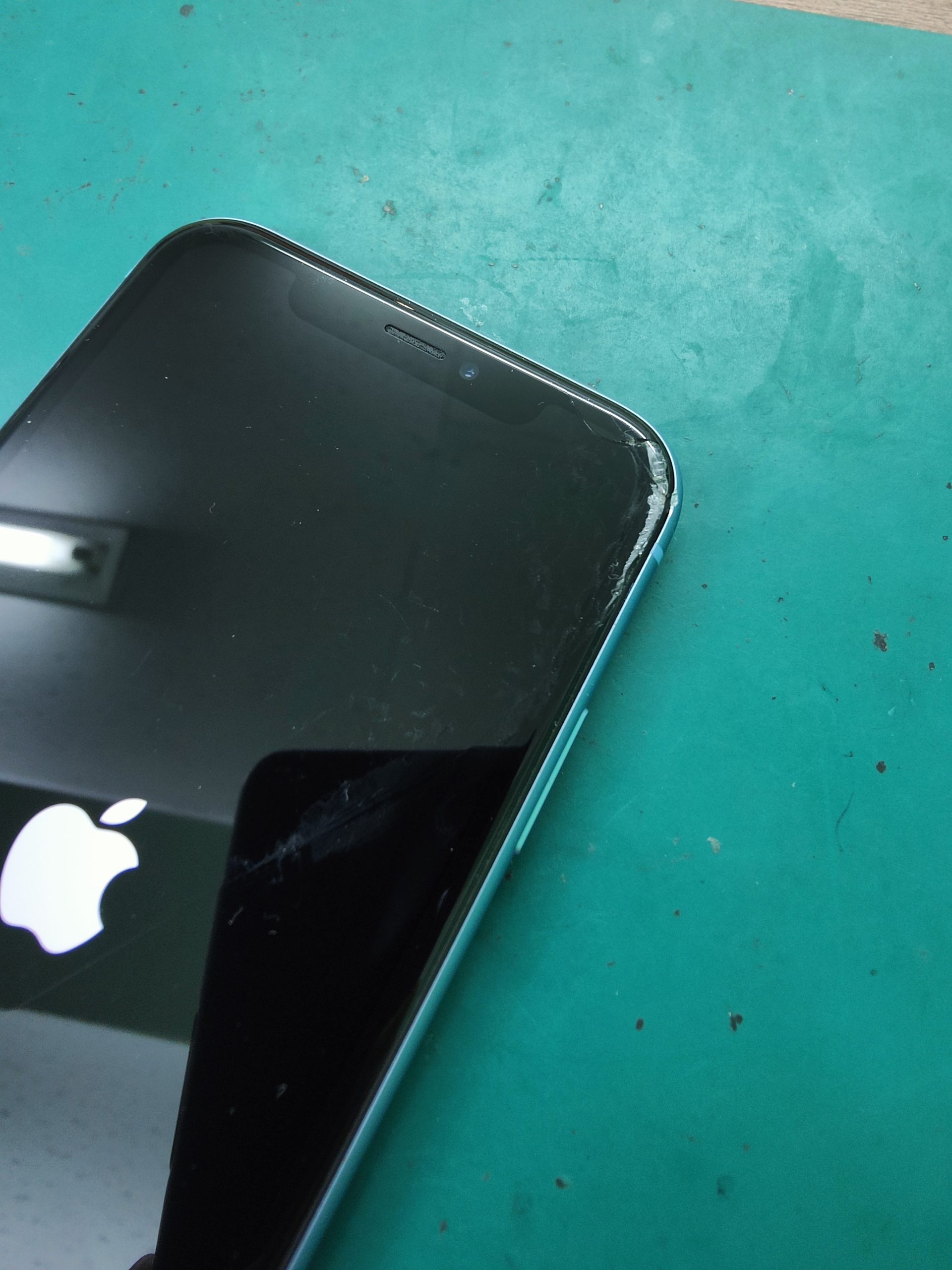 カドからひび割れたiPhoneXRの画面修理 | スマホ修理の【SkillOne