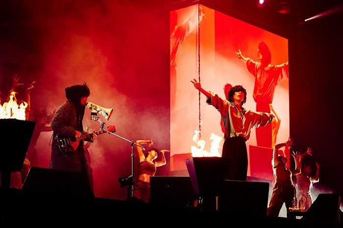 米津玄師、ツアー最終日に常田大希とライヴ共演。来年4月より