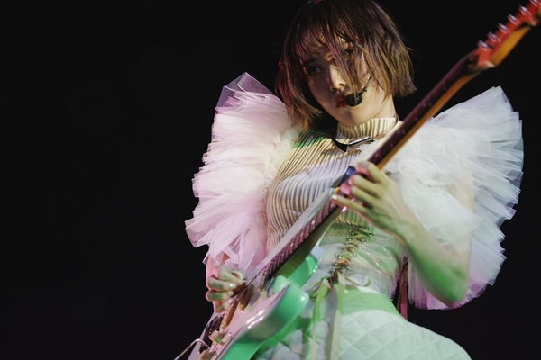 Rei、ニュー・ミニ・アルバム『XINGS』リード曲「GUITARHOLIC」MV公開