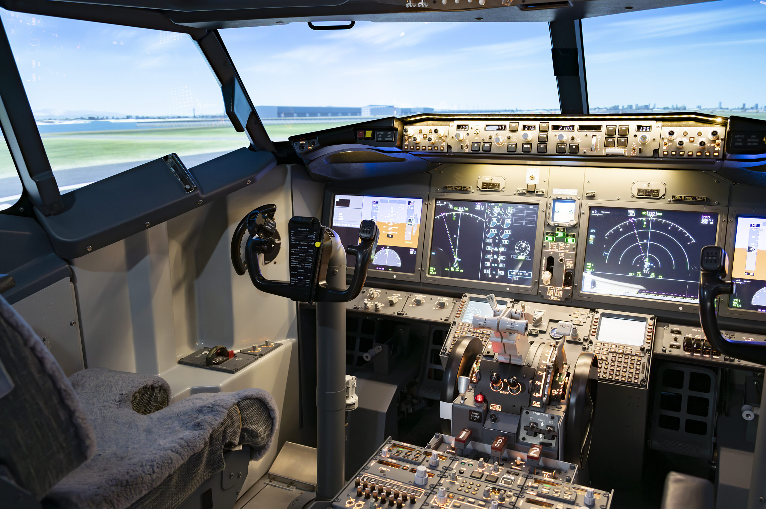 飛行機は、操縦桿に振動を送る機能がある！！ - Skyart JAPAN