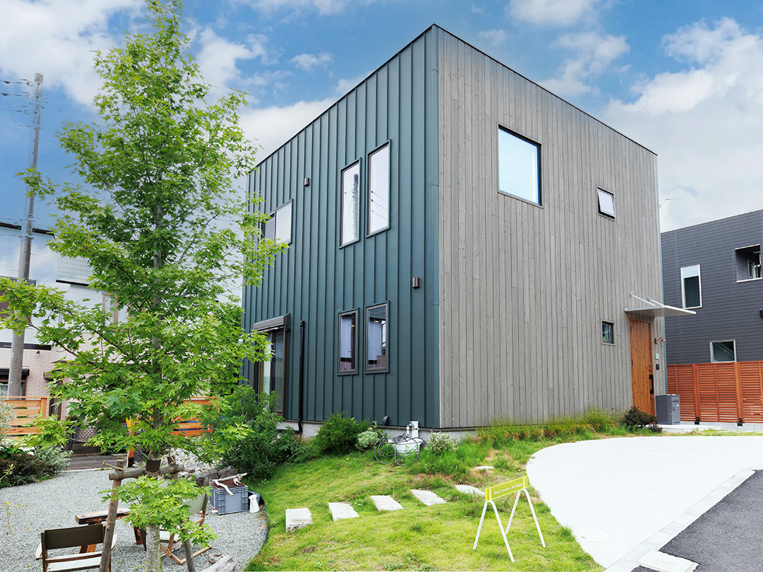 ゆるやかな坂の形状を活かしたまるで公園のようなお庭がある家 | 湘栄