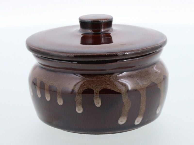 昔ながらのレトロ雰囲気。ふた付き陶製保存容器