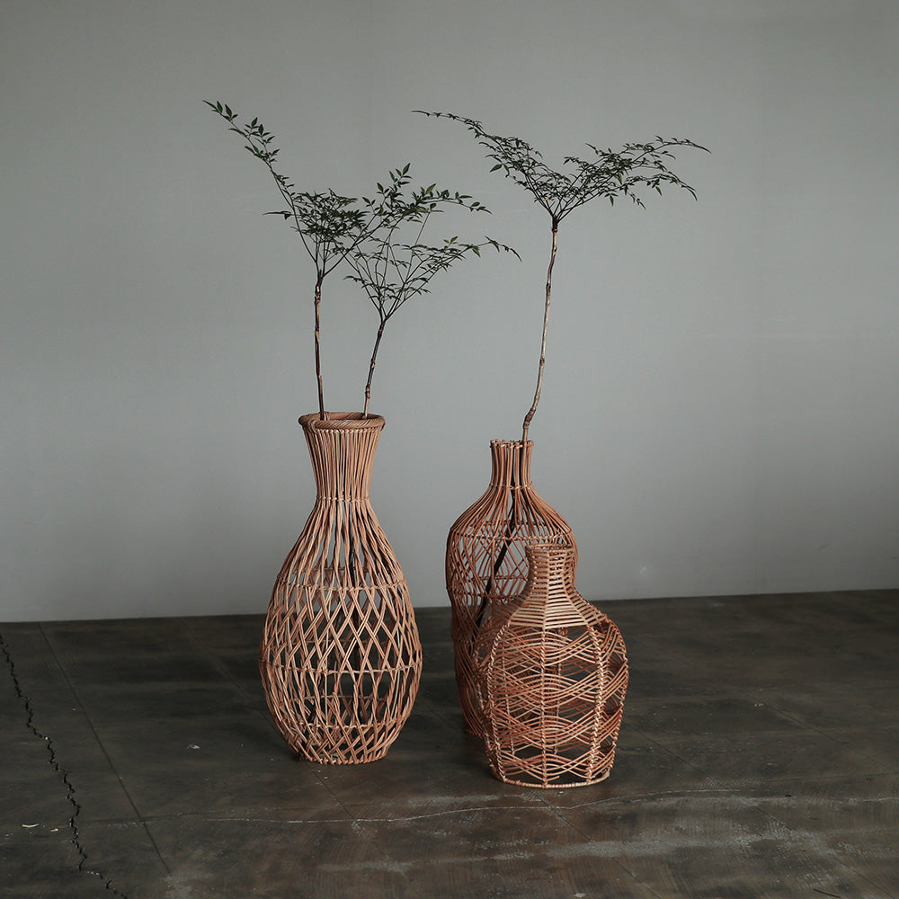 ラタン編みのナチュラルな魅力で、異国雰囲気をそっと奏でるフラワー