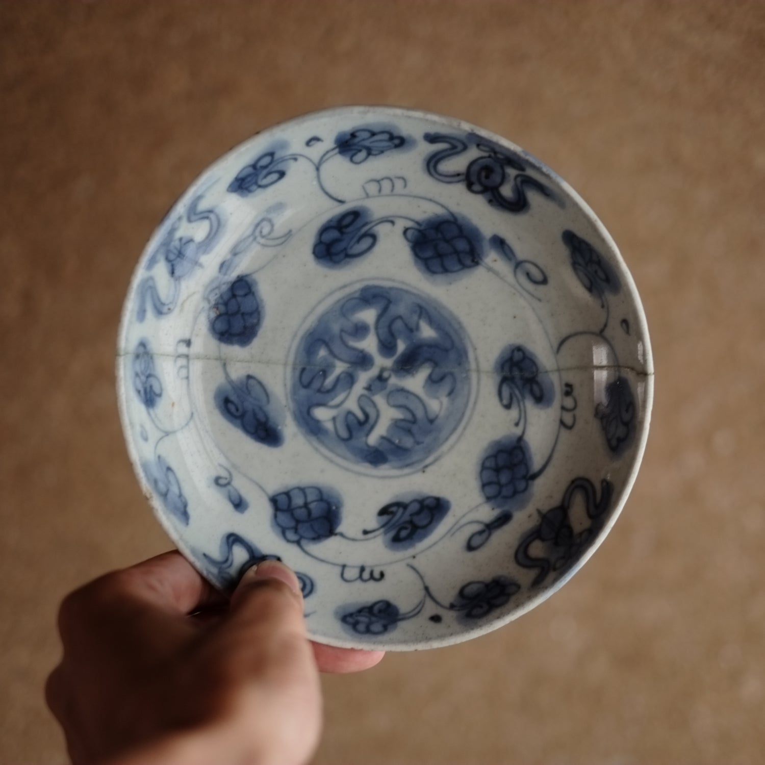 古染付 花唐草文 青花平皿(明朝末期) – 逢季荘