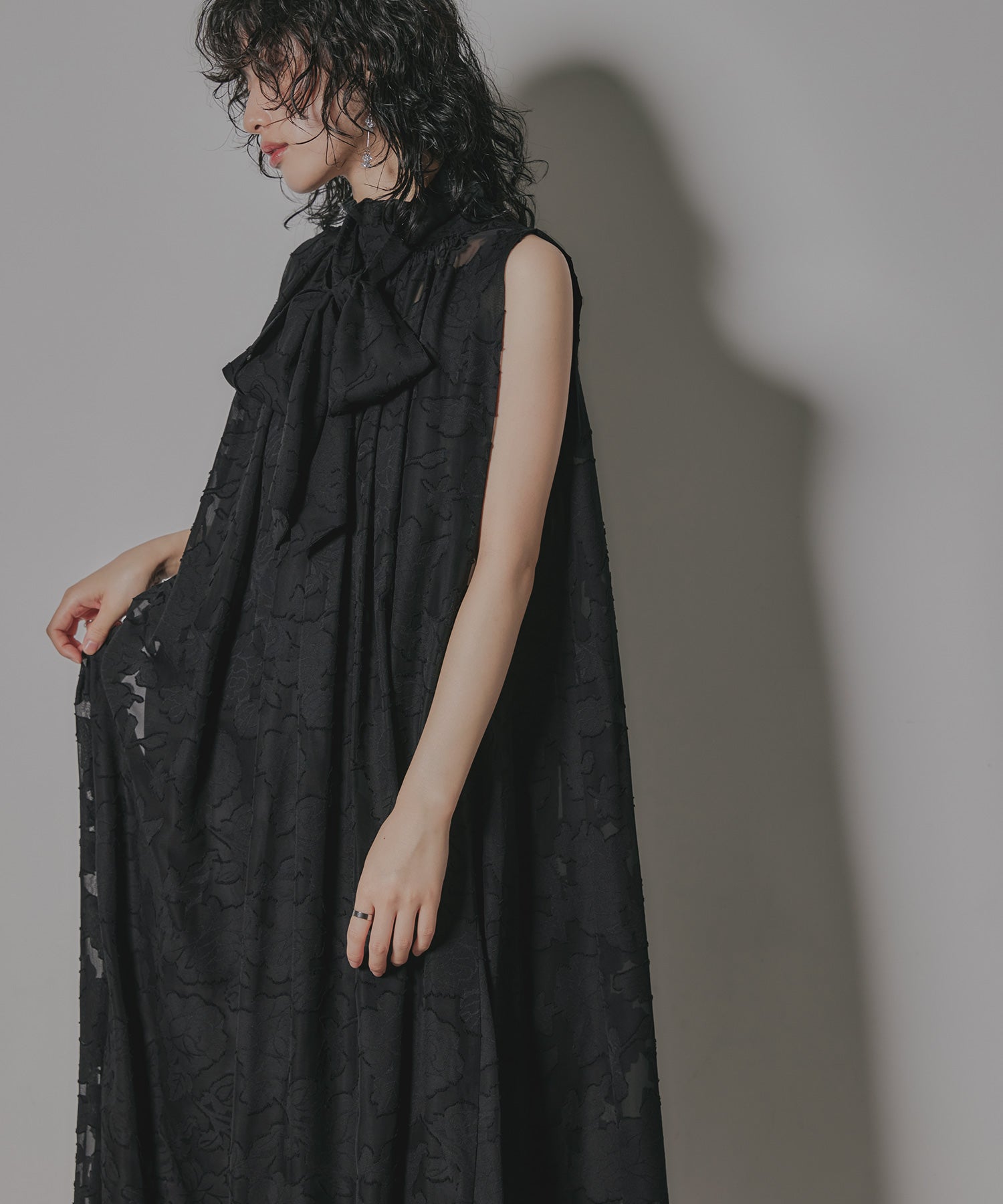 ボウタイリボン付きカットジャガードノースリーブドレス｜パーティー