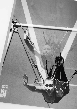 V134 “LEAP OF FAITH” GIGI HADID – VMagazine Shop