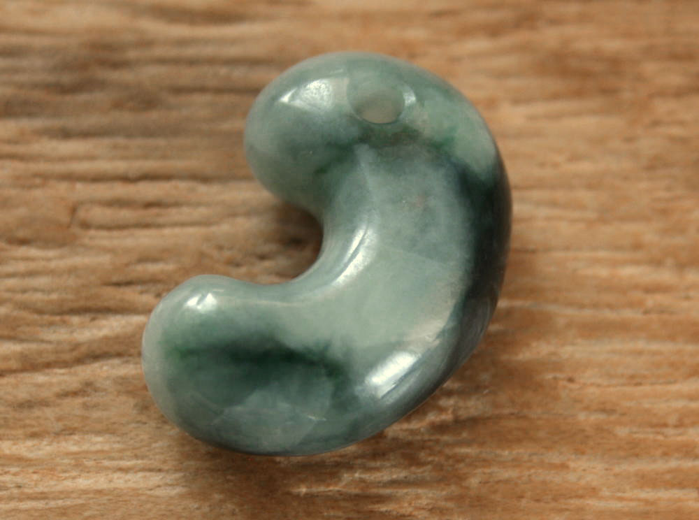 楽天市場】糸魚川翡翠勾玉 M09454 日本ヒスイ鉱業 制作 20mm*13mm*7mm