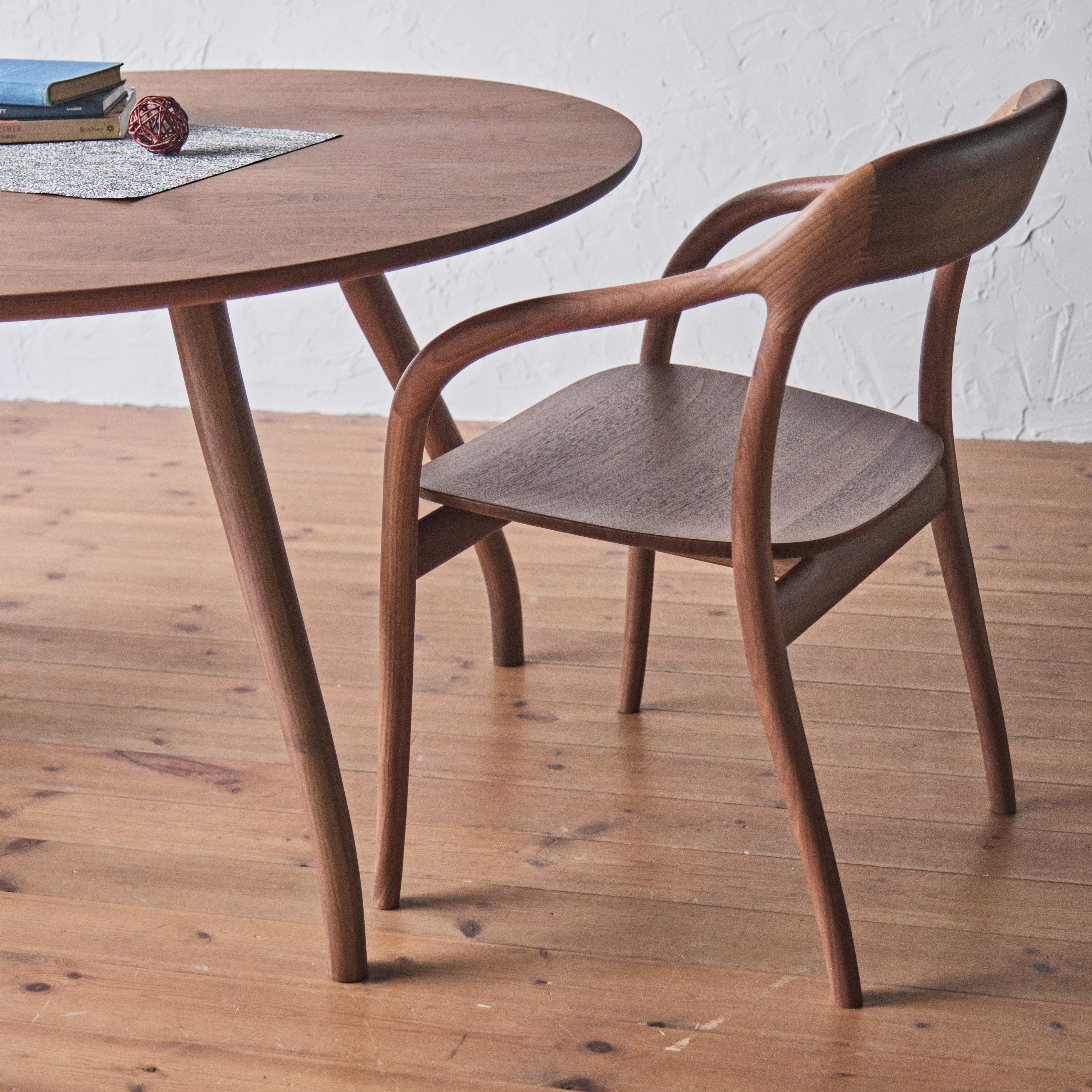 タコ アームチェア(板座 / ウォールナット ) | リグナテラス東京