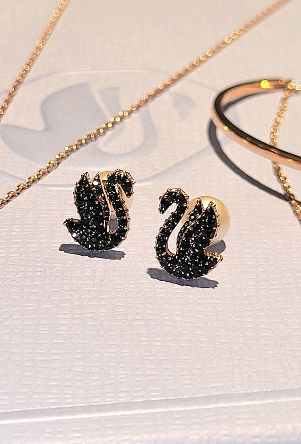 スワンロゴアイテム🦢part1〜ブラック🖤 | スワロフスキー | 大丸梅田