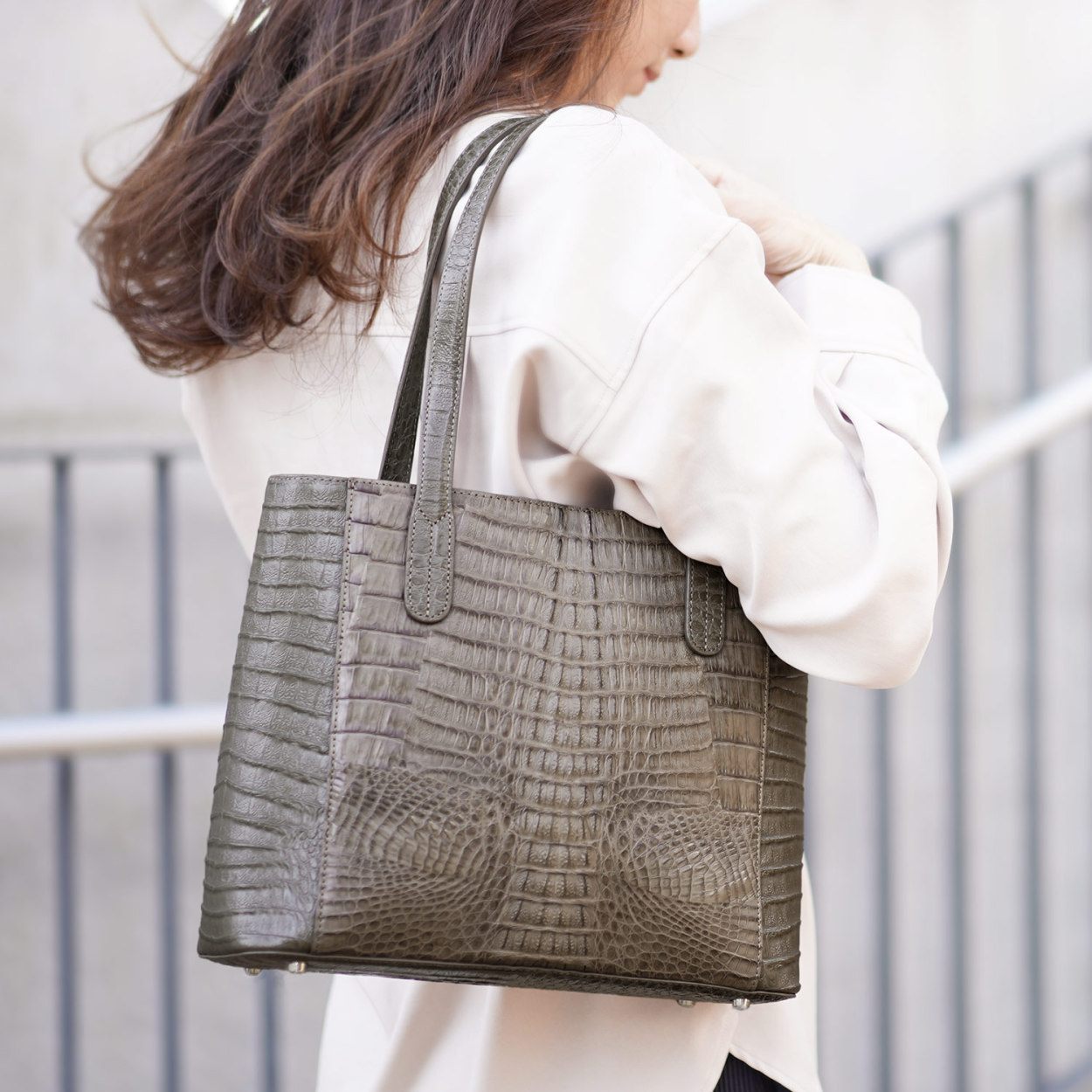 sankyo shokai（三京商会） ＜爆買＞カイマン 牛革 トート バッグ 本革