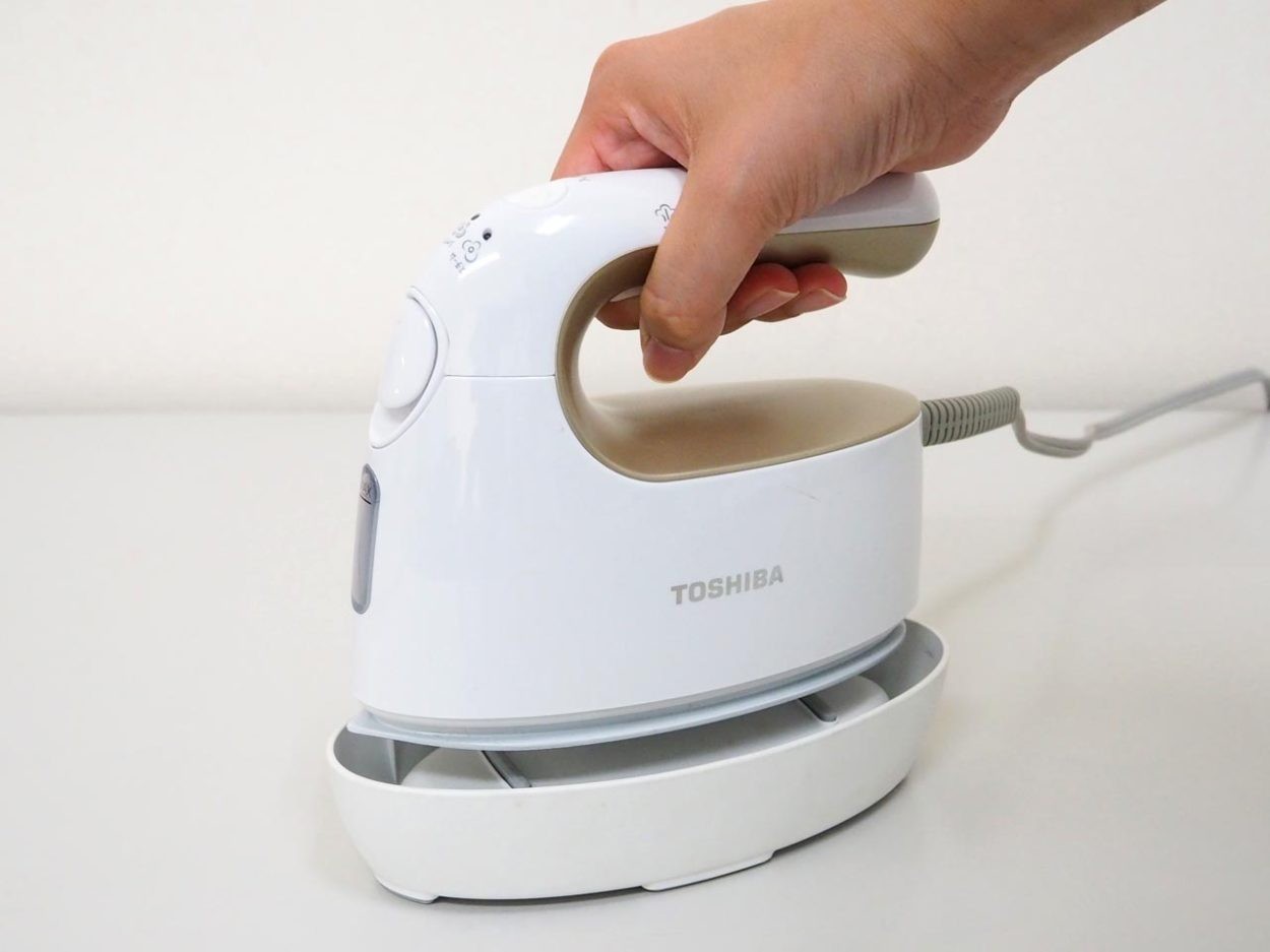 アイロンを作り続けて100年の老舗、東芝が本気で作ったハンディ