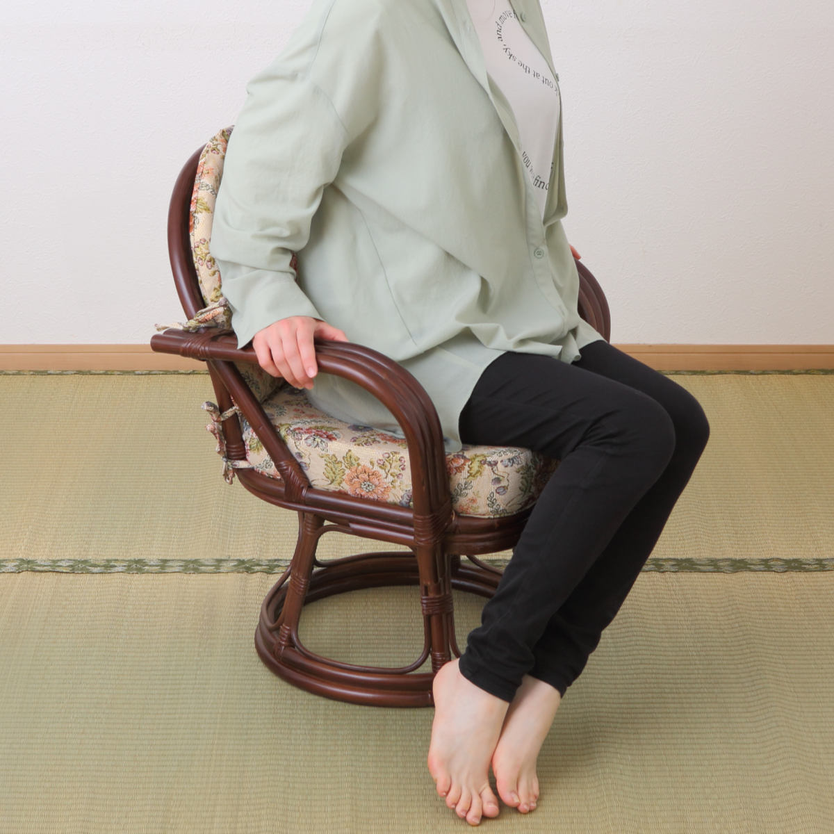 HAGiHARA（萩原） 籐 回転座椅子 座面高36cm 花柄 軽量 ライトブラウン