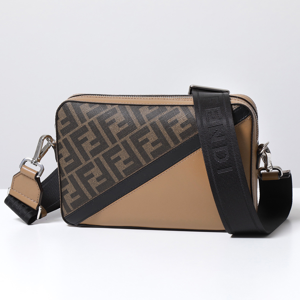 FENDI（フェンディ） ショルダーバッグ CAMERA CASE MEDIUM カメラ