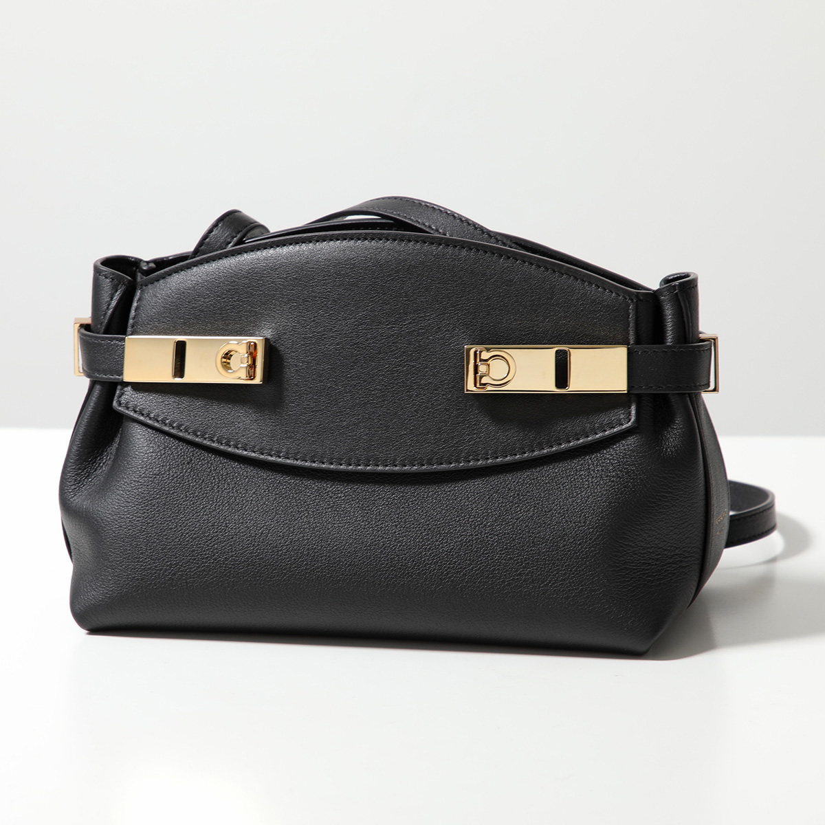 FERRAGAMO（フェラガモ） ショルダーバッグ HUG POUCH S ハグ 21 5974