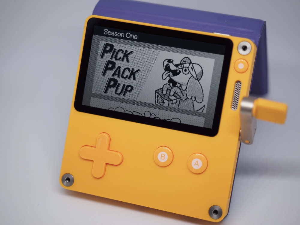 クランクが付いたクセの強い携帯ゲーム機、Panicの「playdate」を