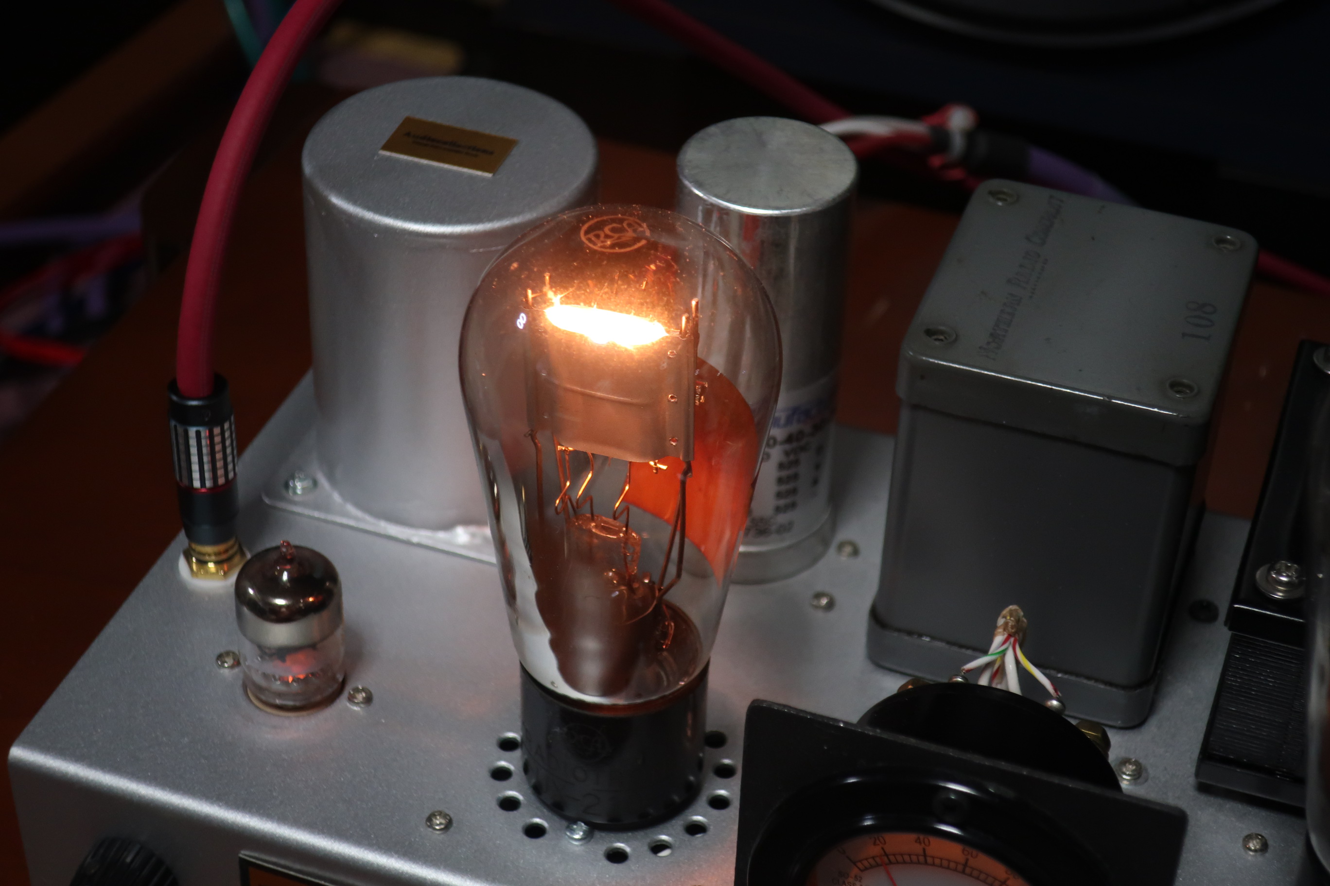 電球のように輝く真空管 | カースポット守山 | スタッフブログ | 滋賀