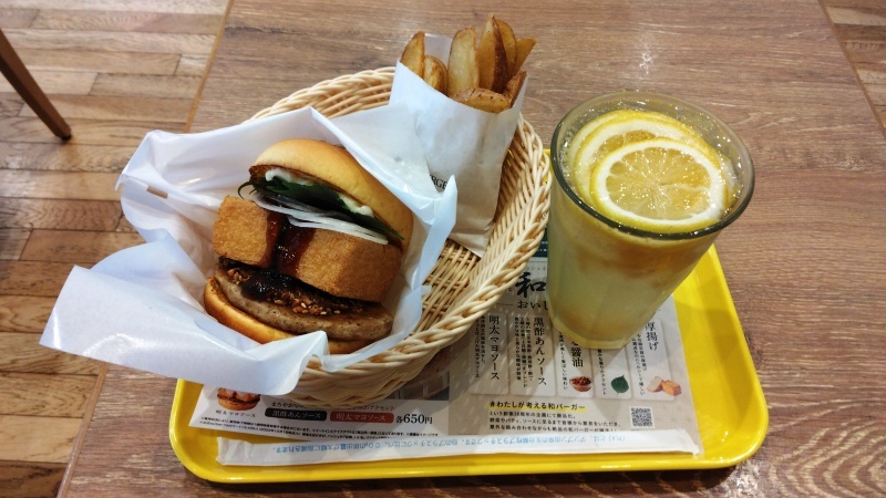 厚揚げのハンバーガー！？食べてみたら、いけるじゃないの