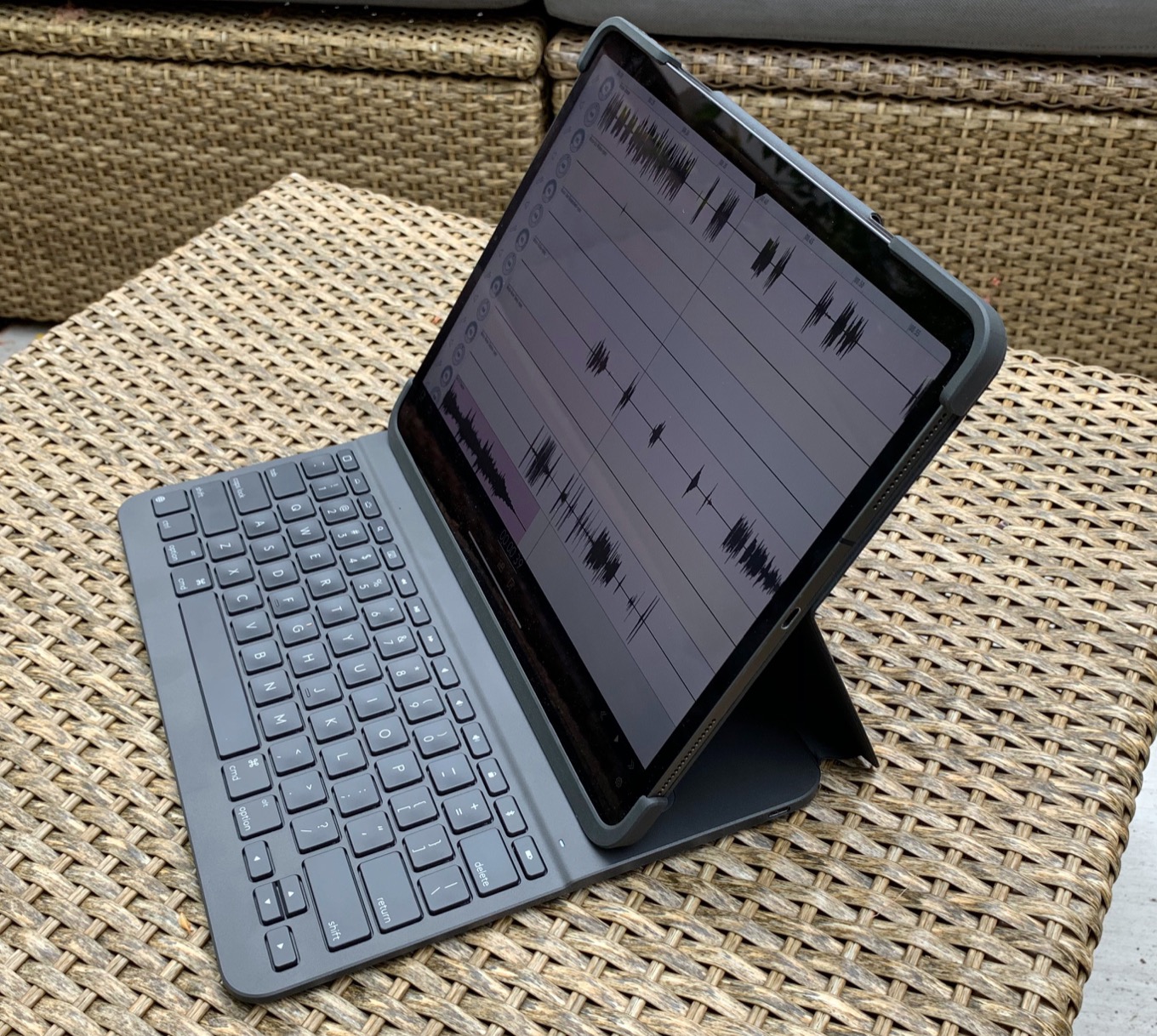 Review: Logitech Slim Folio Pro – Six Colors