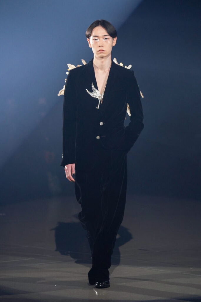 ドラマティックなスタイリングが目を引く、tanakadaisuke 2022AW