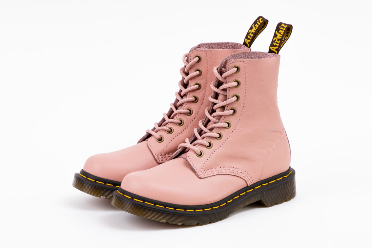 水曜日のカンパネラ 詩羽×Dr. Martens】ピンクと黒の甘辛ミックスで