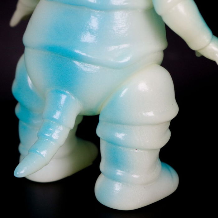 墓場の画廊にブルマァクのかわいい「リトルカネゴン」2種の「蓄光版