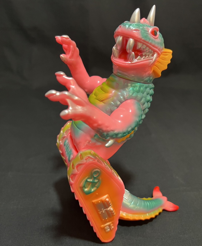 まんだらけより「海獣戦車アギラス」の新バージョン「ピンク成型」を