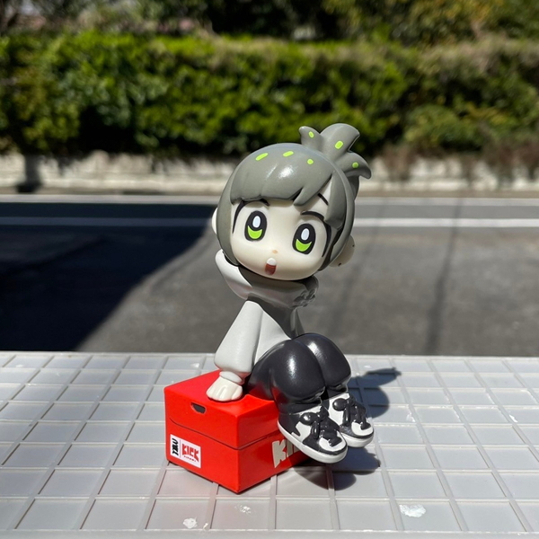 イラストレーター・magodesu氏の「KICKちゃん」がソフビになって座って