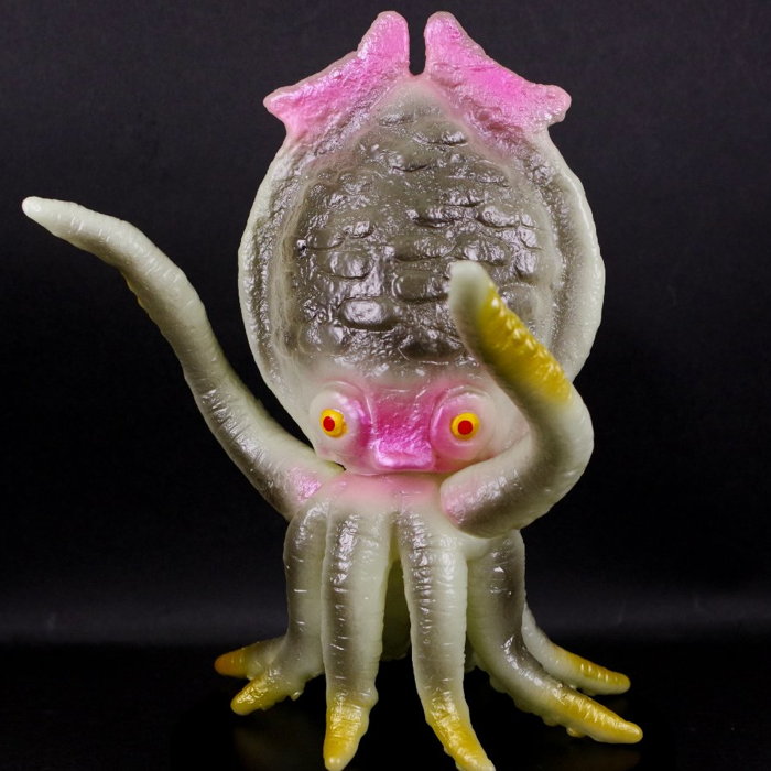 ブルマァクの傑作怪獣ソフビのひとつ「ゲゾラ」が蓄光版となって新登場