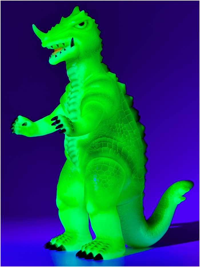 新ギャラリーオープン記念！ 「大怪獣ヨンガリ」の暗闇で妖しく光る