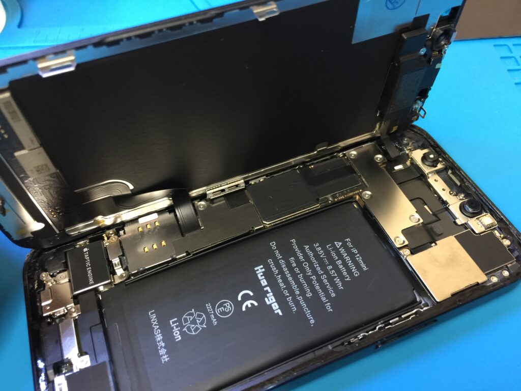 iPhone 12 mini】画面左下角からガラスが割れて緑と白の縦線と黒いシミ