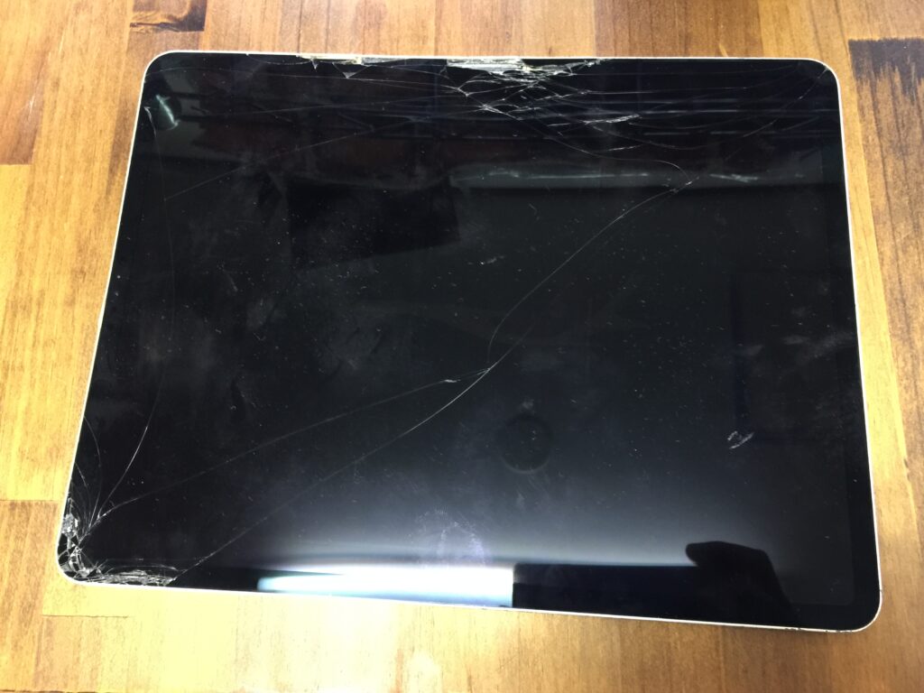 画面のガラスが割れたまま使っていたら液晶が真っ暗で何も映らなくなっ