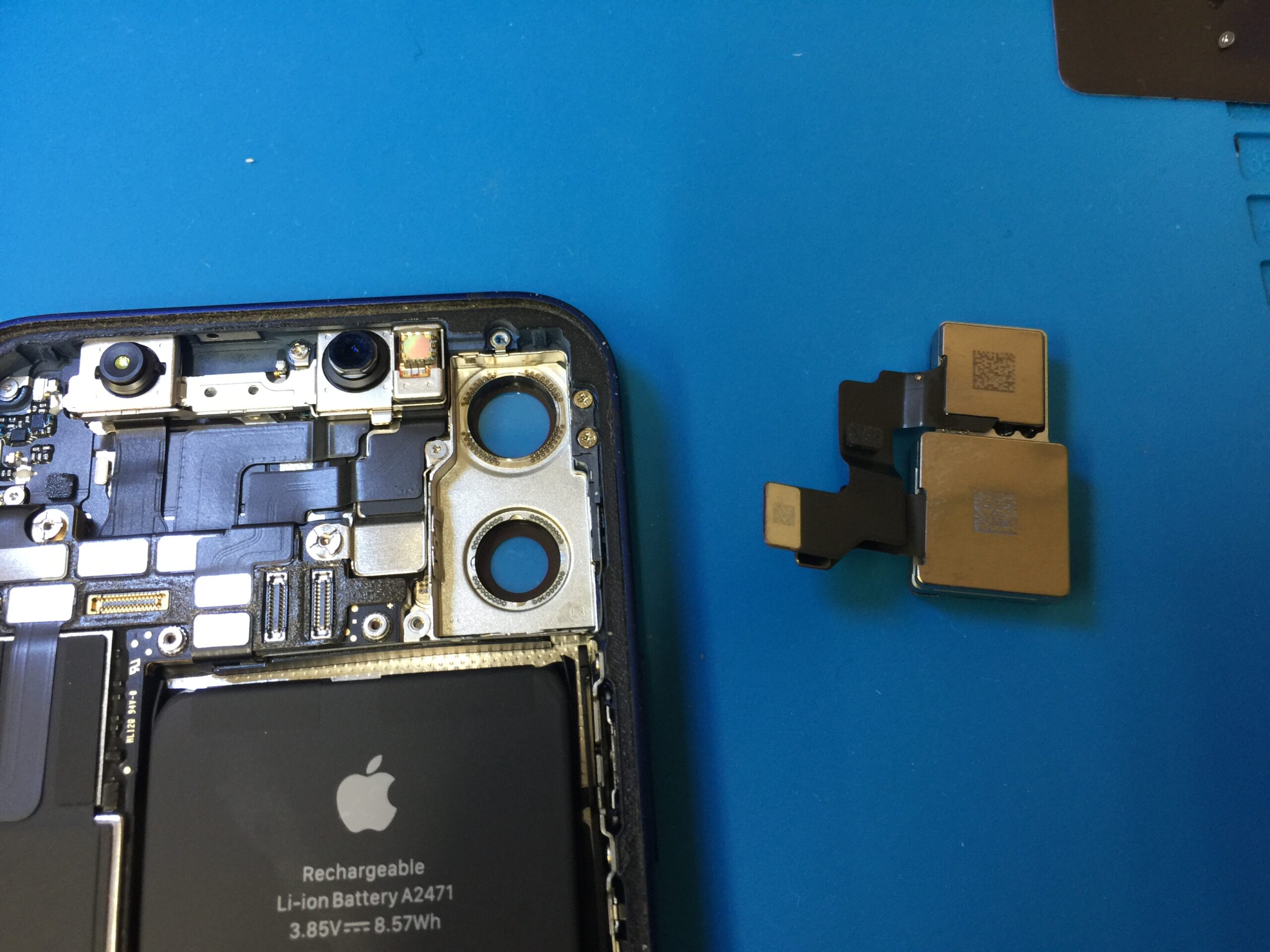 iPhone 12 mini のメインカメラを使用すると異音がしてピントが合わ