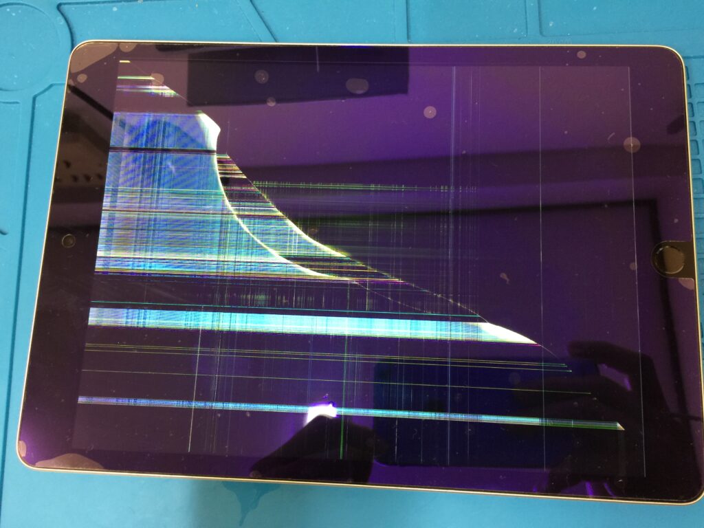 iPad 9 液晶故障】液晶に縦線や割れているような表示になって何も見え