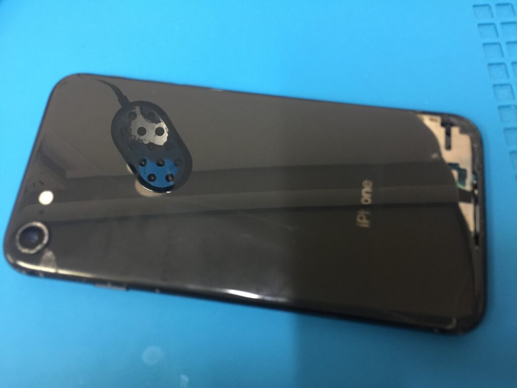 iPhone8の背面割れ修理でカラーをブラックからレッドに変更して交換