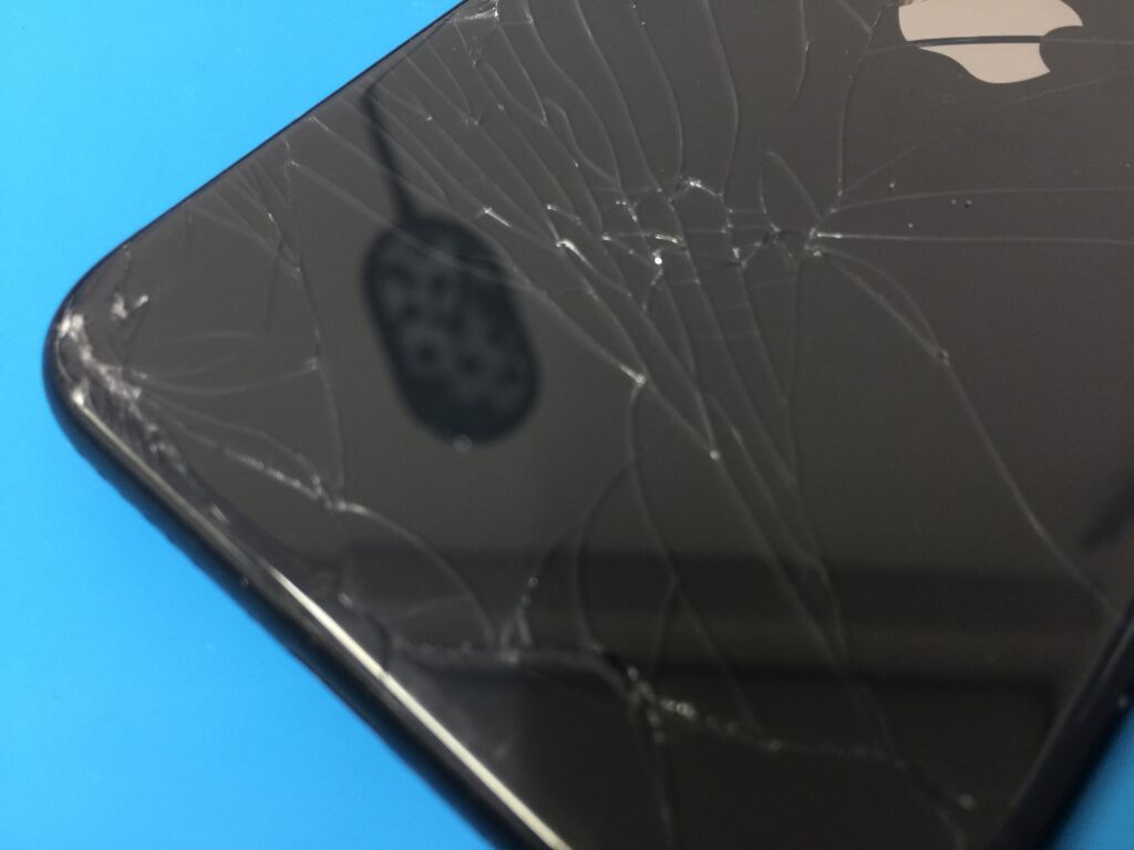 iPhoneSE2ブラックの背面ひび割れはバックパネル交換で対応できます