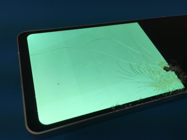 アンドロイド機種】ガラス割れと緑画面で操作ができないAQUOS Sense 6