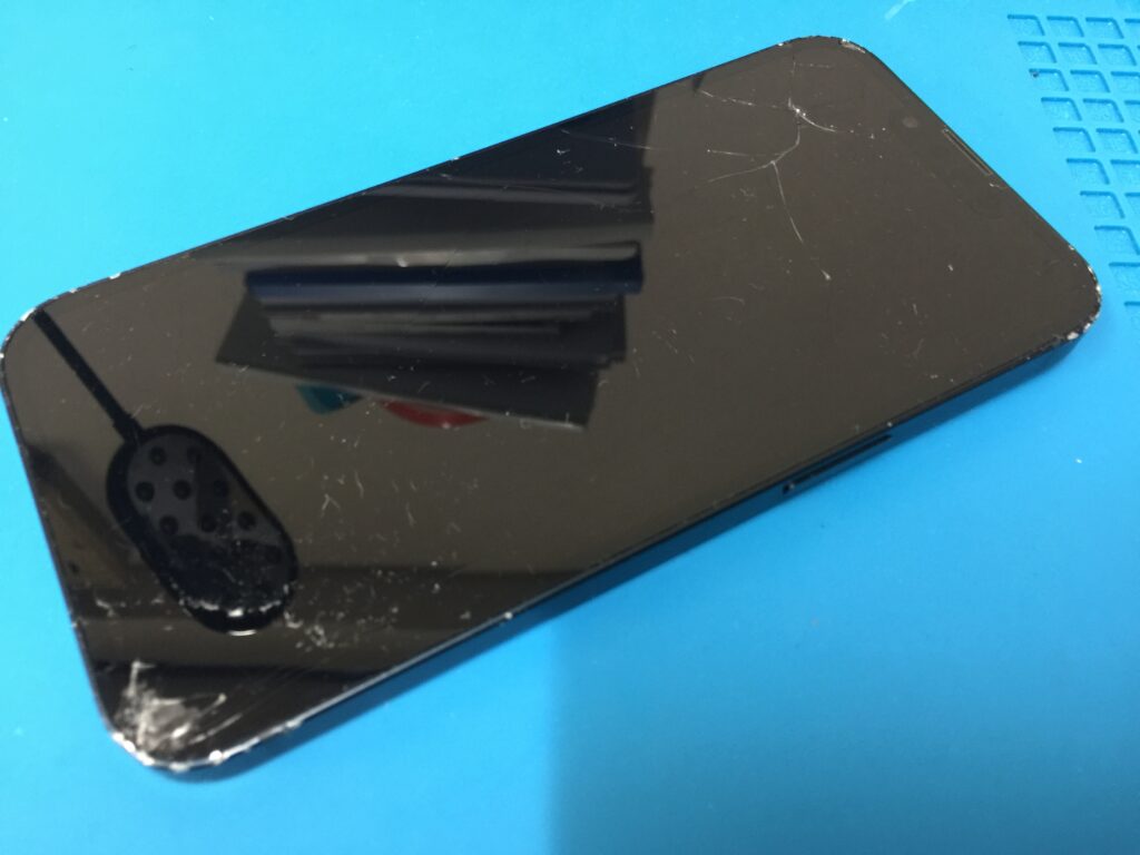 iPhone13の画面ひび割れをお安く直せる液晶で修理しました。 - FLAT大宮