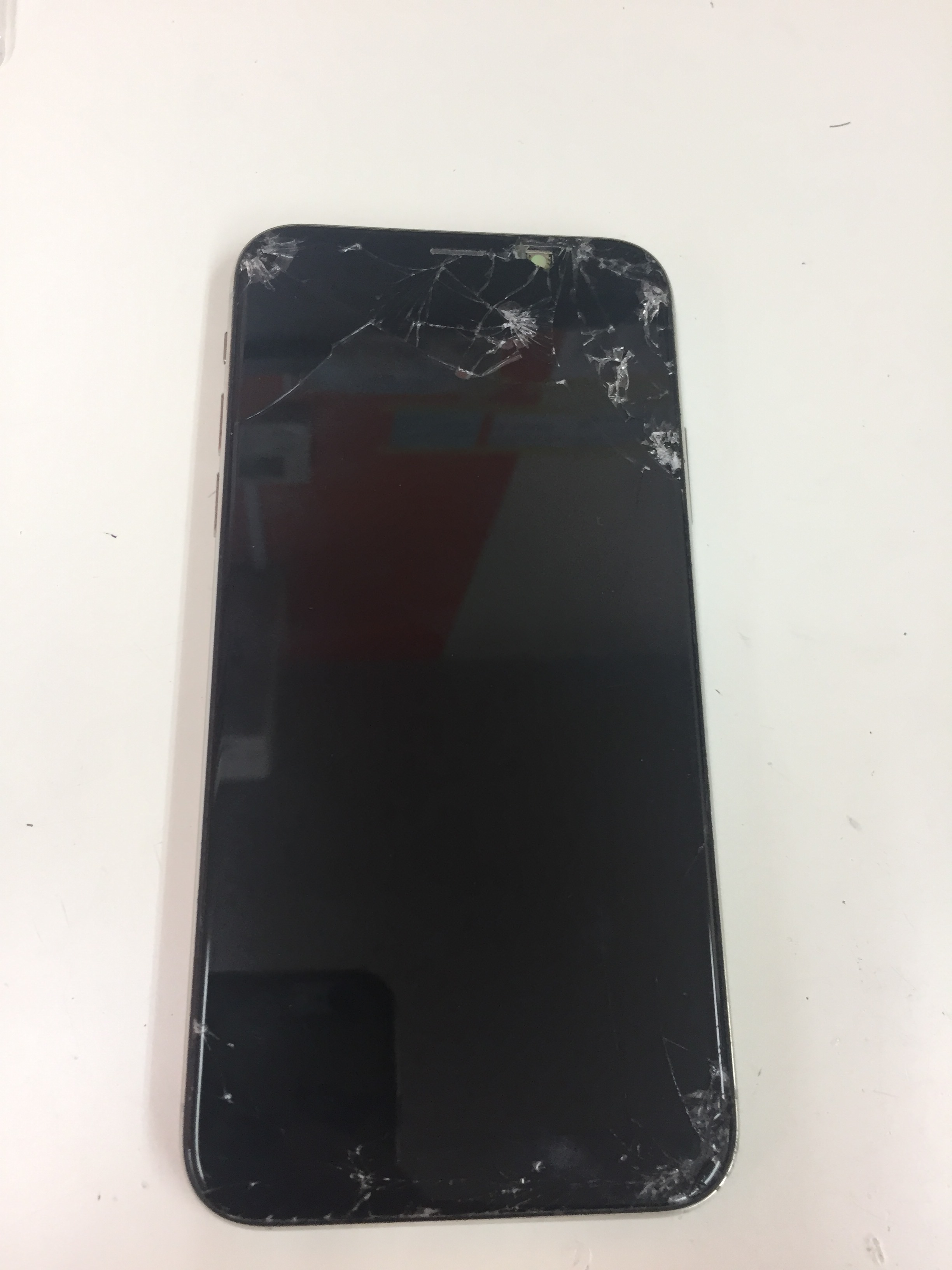 iPhoneの画面割れだけだと思ったら・・・ぼやけて液晶が見えないのが