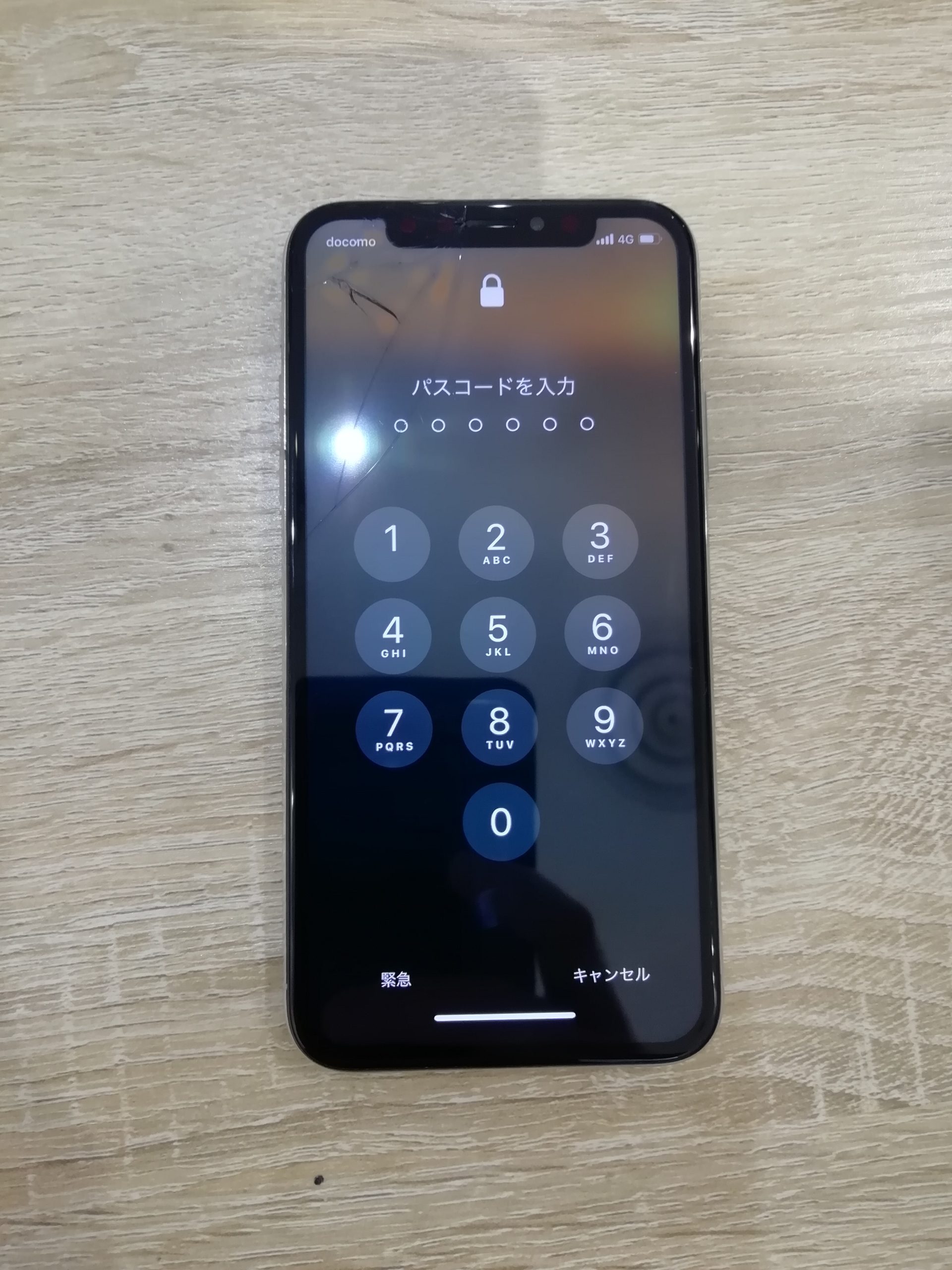 iPhoneが落下でガラス割れ！液晶にはオレンジのシミが！ | スマ