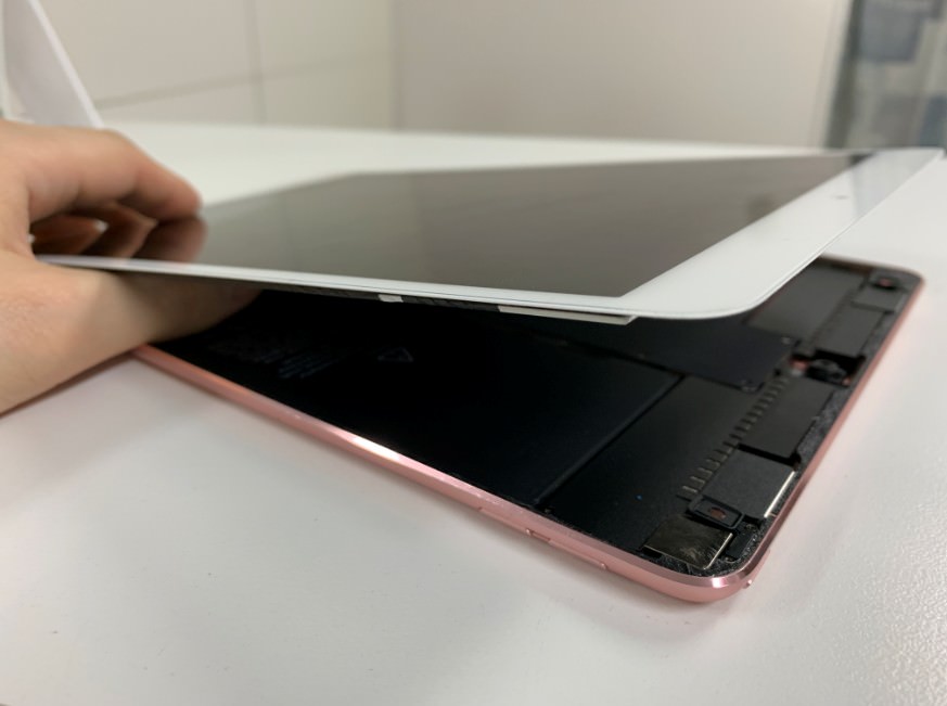 壊れたiPadを安心安全に廃棄！基板を目の前で破損させて修復不能に