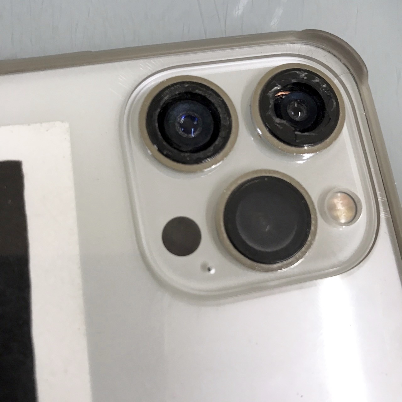 iPhone14pro割れたのは画面ではなくカメラガラス！？思わぬ箇所の破損